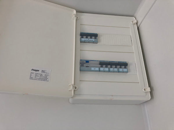 CONTENEDOR DE OFICINA 6 X 3 M CON DOS VENTANAS LATERALES
