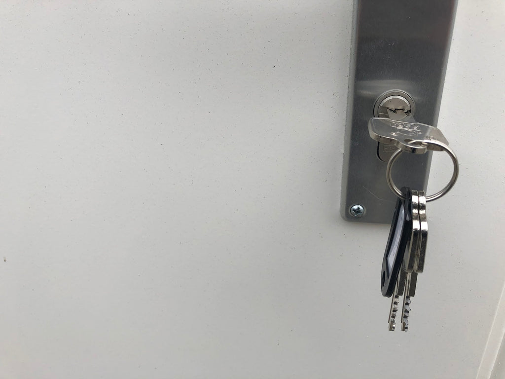 CONTENEDOR DE OFICINA 6 X 3 M CON DOS VENTANAS LATERALES