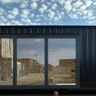 CONTENEDOR DE OFICINA 6,4 X 2,4 M CON PUERTA PLEGABLE